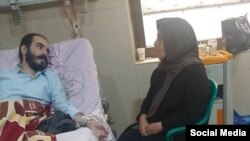 تصویری که از حضور مادر حسین رونقی بر بالین فرزندش در شبکههای اجتماعی منتشر شده است.
