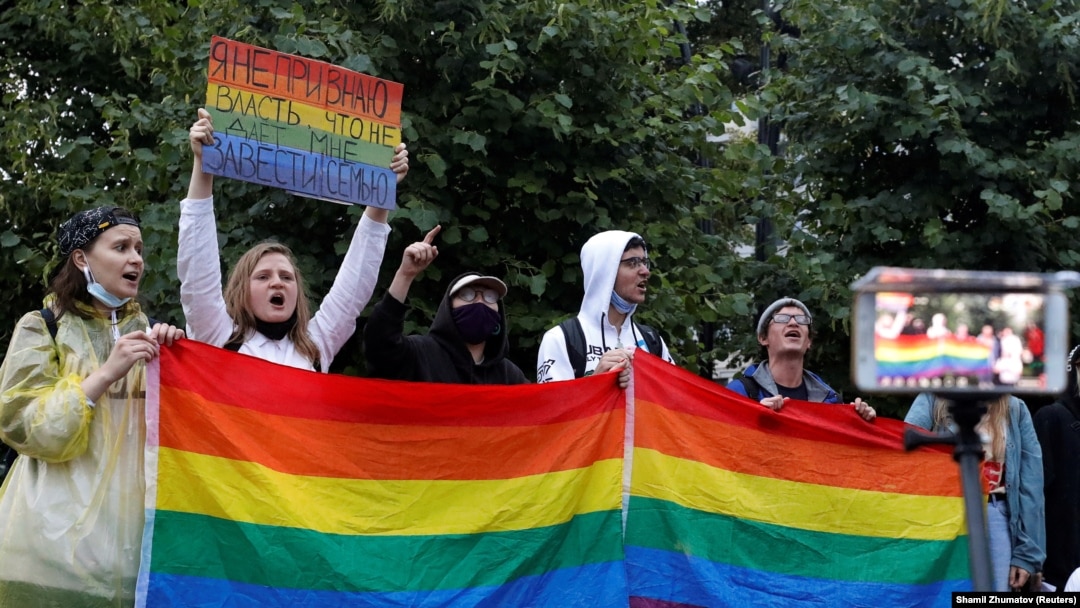 LGBT aktivisti učestvuju u protestu protiv amandmana na ruski ustav u Moskvi, 2020.