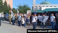 Kontraprotest održan je isrped džamije Kralja Fahda, u Sarajevu, 1. septembar 2023.