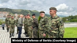 Ministri serb i Mbrojtjes, Millosh Vuçeviq, takon pjesëtarët e garnizonit të Rashkës, afër kufirit me Kosovën, ku është vendosur një pjesë e ushtrisë serbe, më 31 maj 2023.