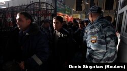Мигранты на железнодорожном вокзале в Москве. Иллюстративное фото. 