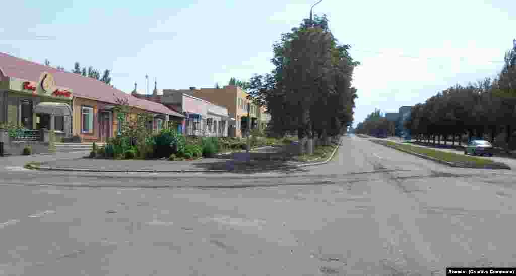 Магазини, яких вже не існує, на фото у Мар&#39;їнці від серпня 2014 року.&nbsp; &laquo;Я ніколи не могла уявити, що незабаром у Мар&#39;їнці не залишиться жодного жителя, жодного вцілілого будинку, &ndash; каже фотографка Олена Гром