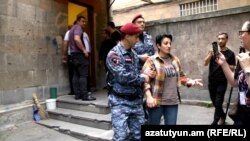 Ոստիկանները բերման են ենթարկում Ժորա Մարտիրոսյանի մորը՝ Գայանե Հակոբյանին, 17-ը մայիսի, 2023թ․