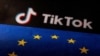 Logoja e TikTokut dhe flamuri i BE-së. Fotografi ilustruese.