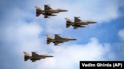 «Росія кожного дня використовує проти України 300 літаків. У нас було рішення про 10-20 літаків F-16. Навіть якщо буде 50 – це ніщо» – сказав Володимир Зеленський 