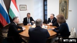 Orbán Viktor miniszterelnök a Roszatom orosz nukleáris energetikai konszern vezérigazgatójával, Alekszej Lihacsovval tárgyal a Karmelita kolostorban 2023. június 5-én. A kormányfő mellett Szijjártó Péter külgazdasági és külügyminiszter