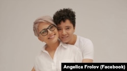 Angela Frolov, coordonatoare de programe la GENDERDOC-M, și partenerul ei Leo Zbanke.