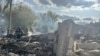 Pompier pe ruine în satul ucrainean Hroza, din regiunea Kupiansk. 