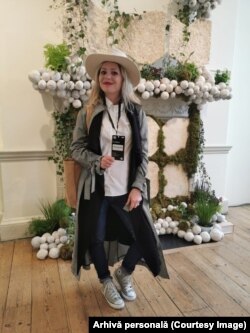 Preşedinta asociaţiei care participă din partea României la Bienala de Design de la Londra, în pavilionul amenajat din fonduri proprii, inclusiv un credit bancar, de către echipa proiectului.