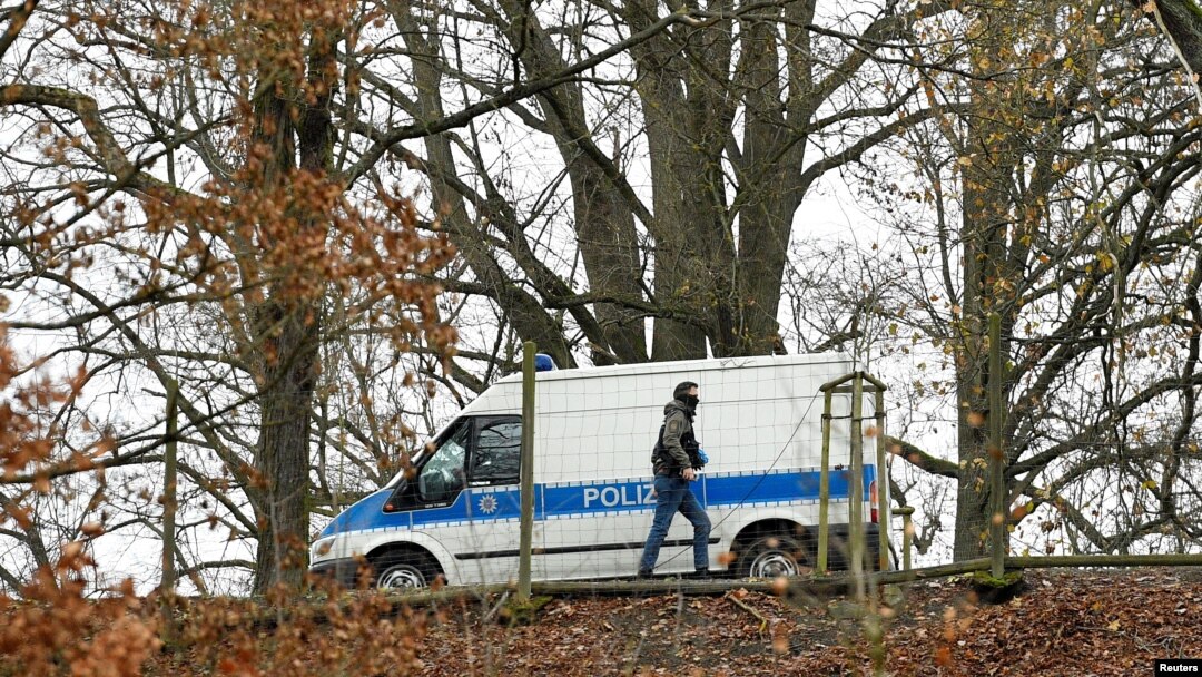 Policajac osigurava lokaciju oko lovačke kuće u Waidmannsheilu, nakon pritvaranja članova ekstremističke grupe u Njemačkoj, 8. decembar 2022. 