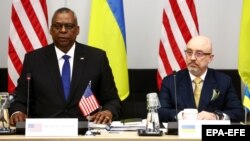Міністр оборони України Олексій Резніков (праворуч) і міністр оборони США Ллойд Остін під час засідання Контактної групи з питань оборони України у форматі «Рамштайн». Брюссель, 14 лютого 2023 року 