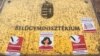 Szórólapokat ragasztottak a tiltakozók a Belügyminisztérium épületére a státusztörvény bevezetése ellen 2023. június 1-jén