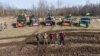 Міністр оборони Олексій Резніков (посередині) перед отриманою від західних партнерів технікою – танком Challenger від Британії, бронетранспортерами Stryker і Cougar від США та БМП Marder від Німеччини, 27 березня 2023 року 