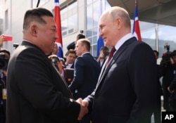Întâlnire călduroasă a lui Kim Jong Un cu Vladimir Putin la cosmodromul Vostohnîi, din regiunea Amur, Rusia, 13 septembrie.