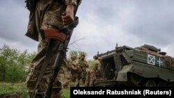За даними штабу, на Куп’янському напрямку російські сили за підтримки бронетехніки намагаються атакувати позиції ЗСУ на напрямку Крохмальне – Берестове