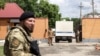У следственного изолятора в Грозном, Чечня