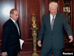 Boris Elțîn (dreapta), președintele Rusiei, îl întâmpină pe Vladimir Putin, prim-ministru la acea vreme, la Kremlin, în 1999.