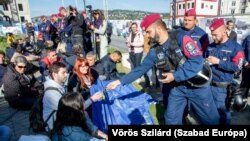Kordontás a Karmelita kolostornál. A kép bal szélén Fekete-Győr Andrást, a Momentum politikusa 2023. május 9-én.