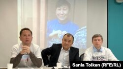 Солдан оңға қарай: "Алға, Қазақстан" тіркелмеген партия өкілдері Әсет Әбішев, адвокат Мейіржан Досқараев, құқық қорғаушы Сергей Измайлов баспасөз жиынында. Астана, 5 желтоқсан 2023 жыл.