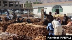 د کندهار په یوه کارخونه کې کارګران د انځرو د پروسس یا بسته بندۍ پر مهال
