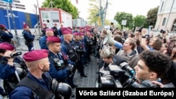 Tüntetők a rendőrsorfallal szemben a budai várban, a Karmelita kolostornál 2023. május 3-án