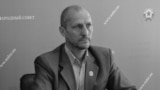Олег Попов, 1972-2023.<br />
<br />
Попов родился в Луганской области Украины. Владел бизнесом по производству трикотажных изделий. Примкнув к поддерживаемым Россией сепаратистам, он стал де-факто депутатом &laquo;парламента&raquo; квазигосударственного образования на контролируемой сепаратистами территории Луганской области.<br />
<br />
В сентябре 2022 года в Сети появилась информация о его &laquo;смерти&raquo;. Это был фейк. Позже сепаратистские власти заявили, что намеренно распространили новость, чтобы раскрыть заговор с целью убийства. В декабре 2023 года Попов был <a href="https://d2o3pi81c21wdh.cloudfront.net/a/v-luganske-vzorvan-avtomobilj-deputata-lnr-olega-popova/32717923.html" target="_blank">убит </a>в Луганске. По <a href="https://www.pravda.com.ua/eng/news/2023/12/6/7431918/" target="_blank">сообщениям</a>, спрятанное в его машине взрывное устройство привела в действие группа украинских спецназовцев<br />
&nbsp;