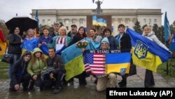 Люди у центрі Херсону святкують річницю визволення міста від окупаційних російських військ, 11 листопада 2023 року