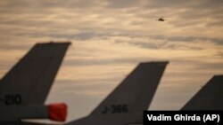 «Ця підготовка триває в Арізоні. Залежно від рівня підготовки пілота вона може тривати від п’яти до восьми місяців»
