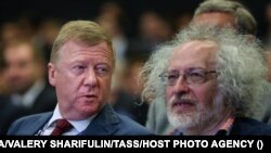 Anatolij Csubajsz (balról) az Echo Moszkvi Rádió főszerkesztőjével a szentpétervári gazdasági fórumon 2016. június 16-án