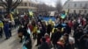 «Магазини та аптеки майже порожні». Що відбувається в Каховці?