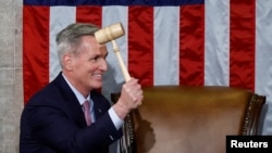 Kevin McCarthy o înlocuieşte pe democrata Nancy Pelosi. Mandatul lui în fruntea Camerei Reprezentașilor va fi unul foarte dificil.