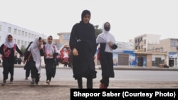 یو شمېر نجونې چې اوس په شپږمو ټولګیو کې دي وایي، تر راتلونکو څلورو نورو میاشتو به له شپږم ټولګیو پورته د زده‌کړو د دوام فرصت له لاسه ورکړي.