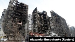 Asistenta medicală Svetlana Savchenko, în vârstă de 56 de ani, lângă clădirea în care se afla apartamentul ei, în orașul portuar Mariupol din sudul asediat al Ucrainei, la 30 martie 2022.