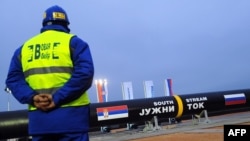 Građevinski radnik stoji ispred gasovoda u mjestu Šajkaš u Srbiji