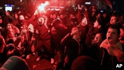 Suporteri francezi în Place de la Bastille, Paris, la finalul meciului Franța-Maroc din semifinala Cupei Mondiale la Fotbal, 14 decembrie 2022.
