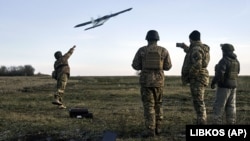Українські військові запускають безпілотник у напрямку російських позицій поблизу Бахмута у грудні 2022-го