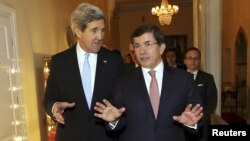 Госсекретарь США Джон Керри (слева) и глава МИД Турции Ахмет Давутоглу (архив)