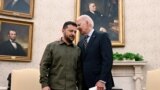 ABŞ-nyň prezidenti Jo Baýden (sagda) 2023-njy ýylyň sentýabrynda Ak Tamda ukrain prezidenti Wolodymyr Zelenski bilen duşuşýar.