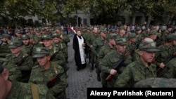 Священник благословляє мобілізованих на війну проти України, Севастополь, вересень 2022 року