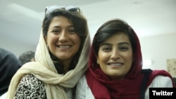 الهه محمدی (سمت راست) و نیلوفر حامدی، دو روزنامه‌نگار بازداشت‌شده که با اتهامات امنیتی مواجه شده‌اند