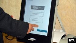 “Продължаваме промяната”, “Демократична България” и “Изправи се.БГ! Ние идваме!” обжалват в съда решението на ЦИК да се броят ръчно разписките от машинното гласуване. 