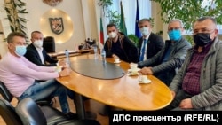 В петък следобед кметът на Пазарджик Тодор Попов (с розов пуловер) прие председателя на ДПС Мустафа Карадайъ, санкционирания от САЩ за корупция Делян Пеевски и зам.-председателя на ДПС Йордан Цонев.