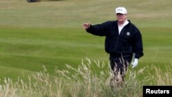 Перед зустріччю з російським президентом Дональд Трамп приїхав у свій гольф-клуб в Шотландії, 14 липня 2018 року