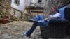 Василис Царцанис, активист кој им помага на мигрантите во Грција.