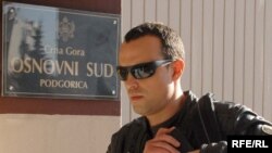 Petar Komnenić ispred suda u Pogorici, novembar 2009