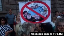 Лозунгите на протестите са насочени срещу повечето действащи политици