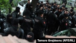 Poliția la unul din protestele opoziției în Chișinău