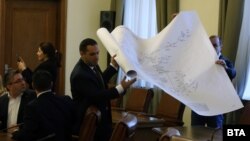 Министри носят карта, за да покажат решението за Перник