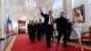 Президент США Трамп веде Білим домом президента України Зеленського, за ними йдуть очільники Британії, Франції, Німеччини, Італії, Фінляндії, а також генсек НАТО і президентка Єврокомісії. Вашингтон, 18 серпня 2025 року