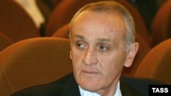 Народные избранники обращают внимание на то, что до сих пор не раскрыты несколько покушений на жизнь Анкваба, совершенных за последние несколько лет